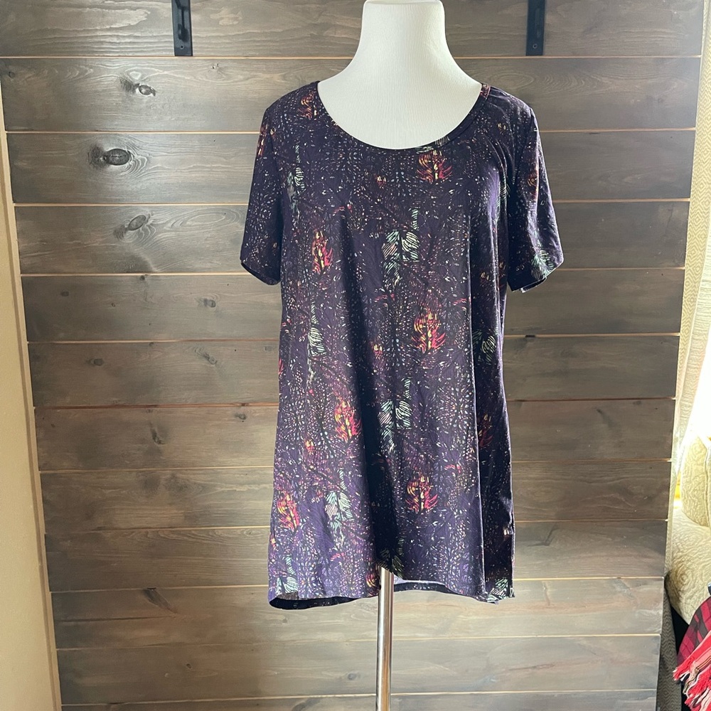 LuLaRoe Perfect T, Black background with feather design, Large, legging material